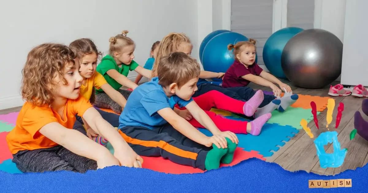 Crianças com autismo participando de uma atividade de educação física adaptada, com apoio visual e instruções passo a passo.