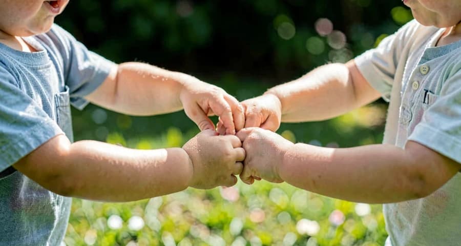 roda formada por crianças durante atividade de dança cultural na creche