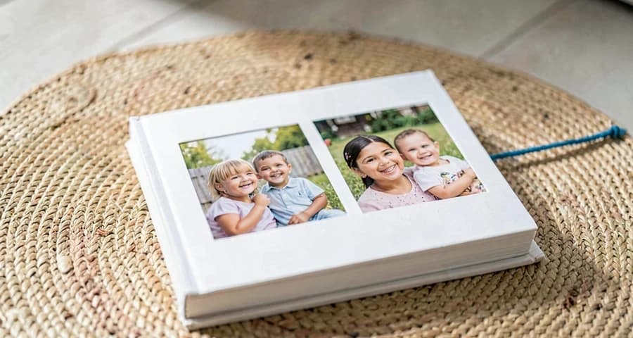 álbum de fotos de família usado em atividade afetiva com bebês na creche