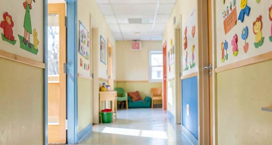 corredor decorado explorado em atividade investigativa na creche