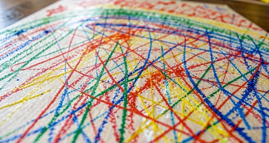 papelão coberto de marcas coloridas feitas por bebês na creche
