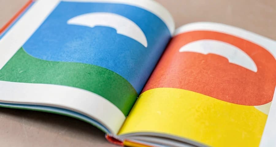 livro com ilustrações coloridas usado em atividade de estímulo à leitura com bebês
