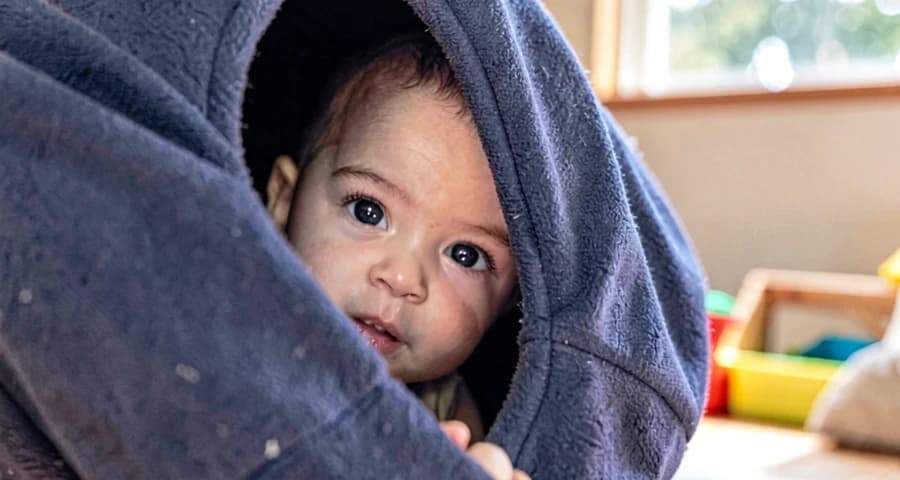 bebê saindo de túnel de tecido durante atividade motora na creche
