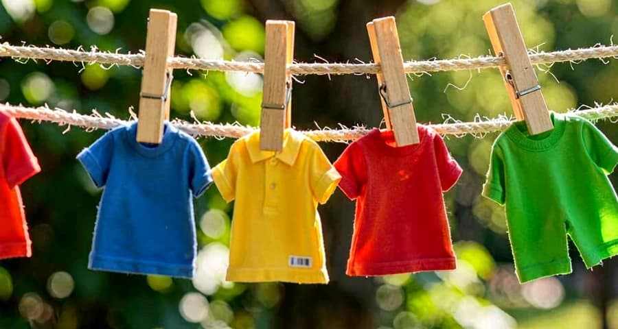 varal baixo com roupinhas de brinquedo penduradas em atividade na creche