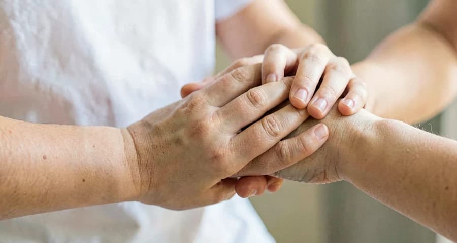 mãos de bebês entrelaçadas durante atividade de movimento compartilhado na creche