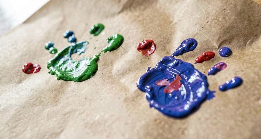 marcas de mãos e pés pintados com tinta guache em atividade na creche